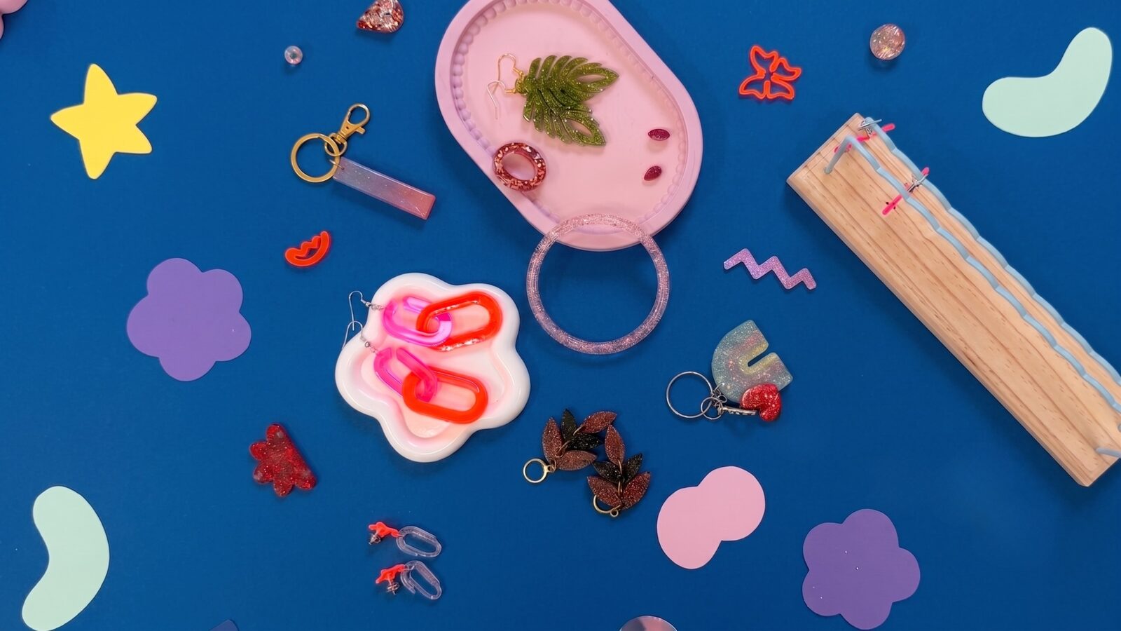 Schmuck aus UV-Resin: Ohrringe in Blattform und mit Kettengliedern, Glitzer-Armreif und Schlüsselanhänger